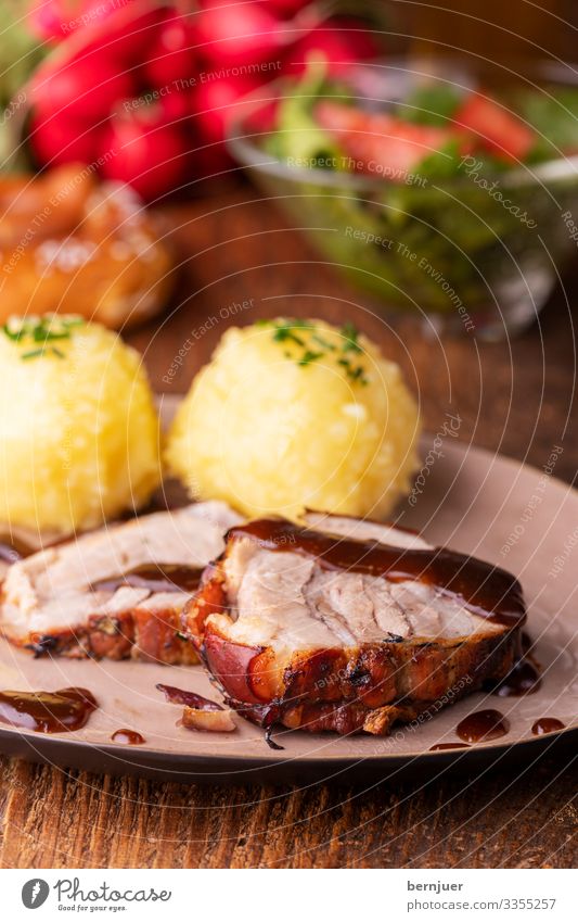 bayerisches Schweinebraten Abendessen Bier Teller Restaurant Oktoberfest Holz groß Kochen Kruste Schweinefleisch kochen & garen grillen servieren Tomate