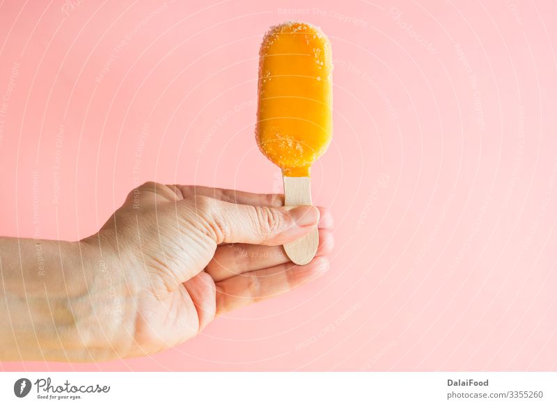 Eiscreme-Sticks mit Früchten und Schokolade Frucht Dessert Speiseeis Saft Teller Sommer Papier frieren Coolness frisch natürlich saftig gelb weiß Banane