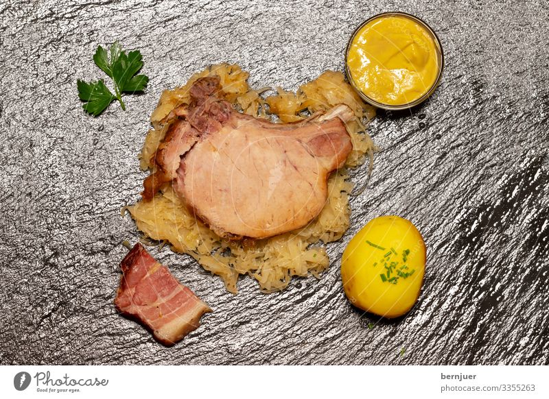 Choucroute Fleisch Wurstwaren Gemüse Brot Abendessen Bier Teller Winter Oktoberfest Gastronomie frisch lecker Kohl Speck Mahlzeit Kartoffeln kochen & garen