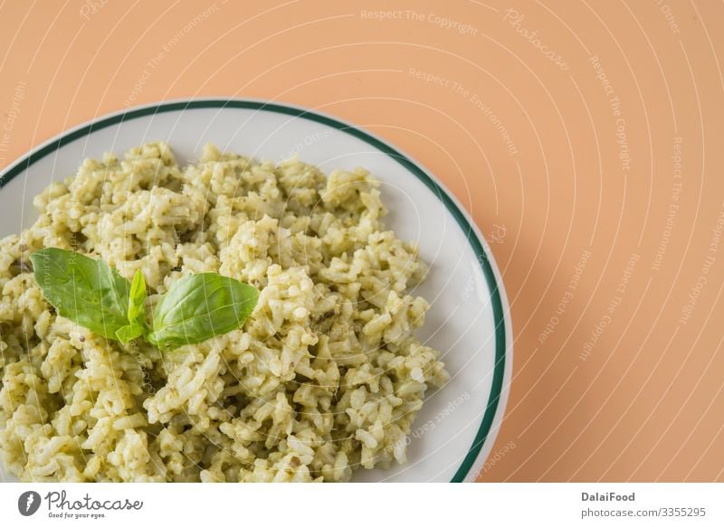 Traditioneller mexikanischer Arroz-Verde-Grünreis Mittagessen Vegetarische Ernährung Teller Basilikum brauner Hintergrund Koriander kochen & garen