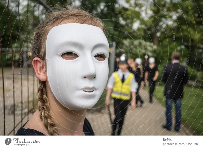 Mädchen mit Maske protestiert. Lifestyle Design Freizeit & Hobby Spielen Bildung Erwachsenenbildung Kindergarten Schule Arbeit & Erwerbstätigkeit Beruf