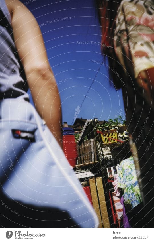 im flohmarkt 2 Flohmarkt Momentaufnahme Menschengruppe Lomografie Außenaufnahme