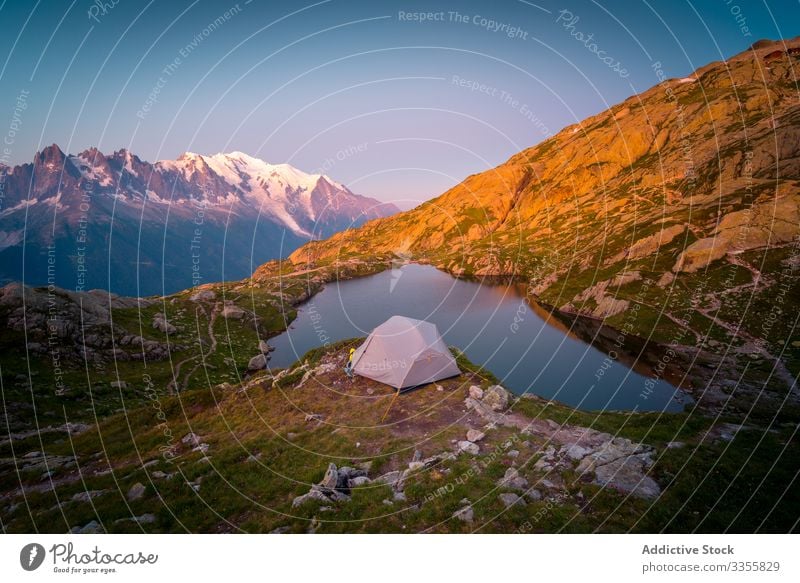 Kristallsee und Zelt in verschneiten Bergen im Sonnenlicht Himmel Berge u. Gebirge Felsen See Reflexion & Spiegelung Kristalle übersichtlich Natur reisen