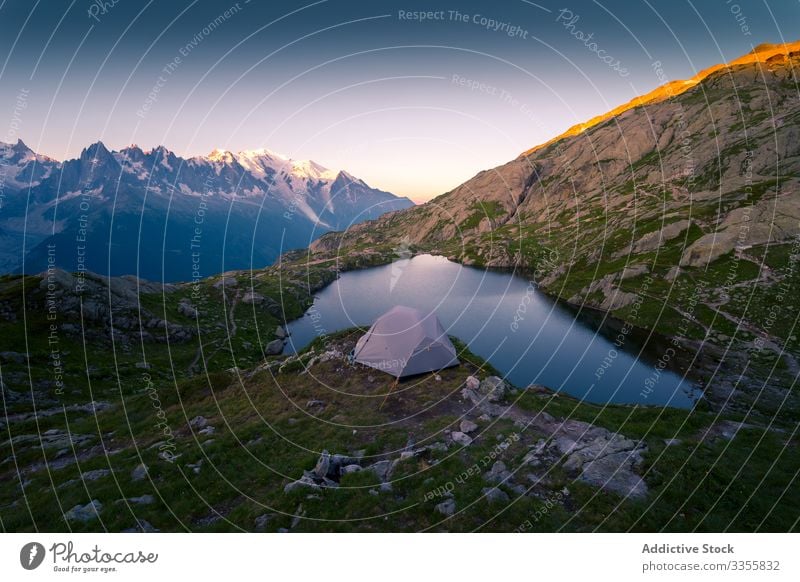 Kristallsee und Zelt in verschneiten Bergen im Sonnenlicht Himmel Berge u. Gebirge Felsen See Reflexion & Spiegelung Kristalle übersichtlich Natur reisen