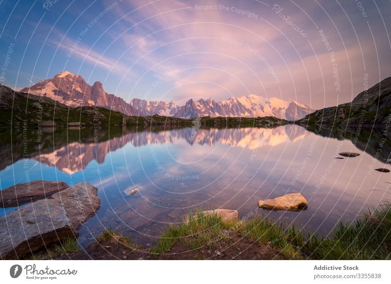 Kristallsee reflektiert schneebedeckte Berge bei hellem Tag Berge u. Gebirge See verschneite Reflexion & Spiegelung Himmel Felsen Kristalle übersichtlich Natur