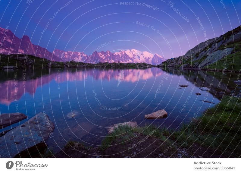 Kristallsee reflektiert schneebedeckte Berge bei hellem Tag Berge u. Gebirge See verschneite Reflexion & Spiegelung Himmel Felsen Kristalle übersichtlich Natur