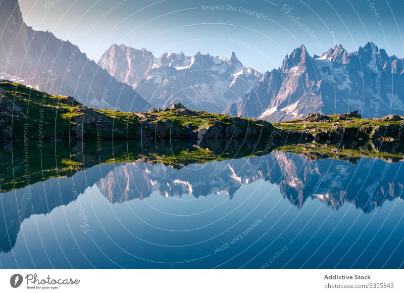 Kristallsee reflektiert schneebedeckte Berge bei hellem Tag Berge u. Gebirge See verschneite Reflexion & Spiegelung Himmel Felsen Kristalle übersichtlich Natur