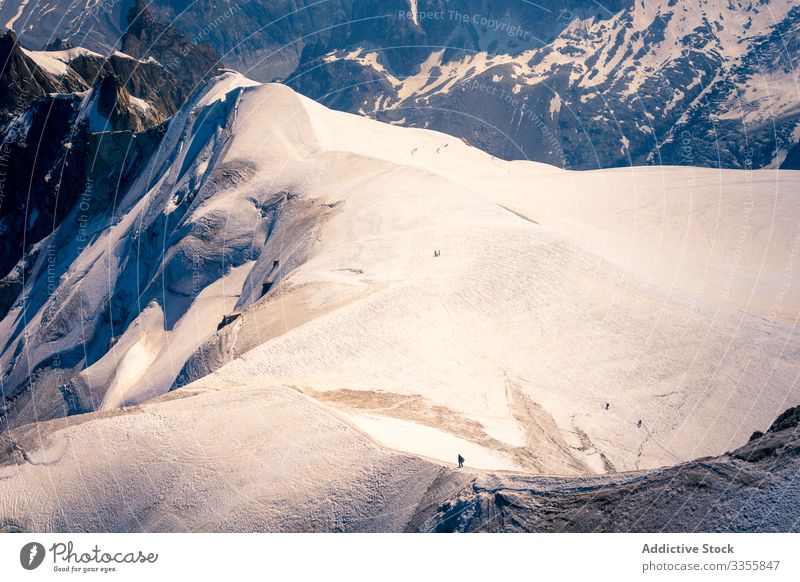 Verschneiter Ort auf dem Gipfel von Bergen unter hellem Himmel Tal Berge u. Gebirge Felsen weiß Schnee Landschaft verschneite felsig Natur malerisch natürlich