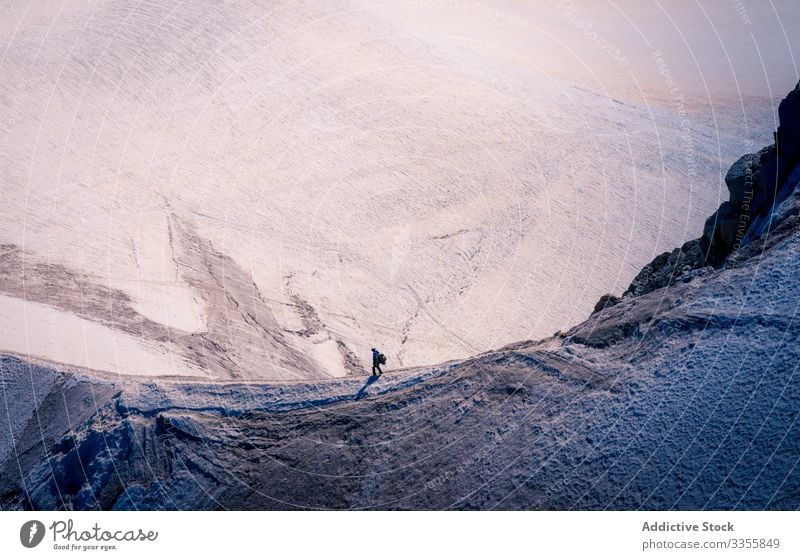 Touristisches Wandern am Rande verschneiter Berge Wanderer laufen Berge u. Gebirge Felsen Hügel Gipfel Schnee Genuss Eis wandern Landschaft felsig Natur