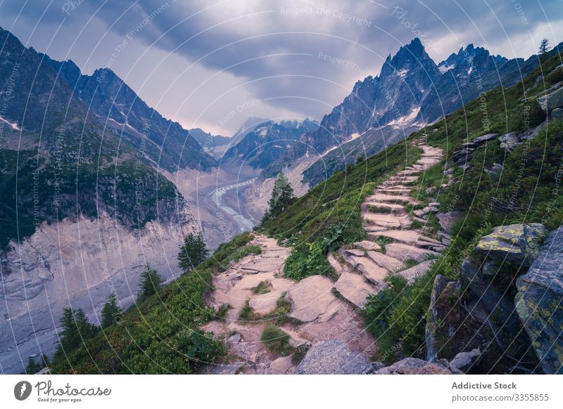 Schneebedeckte Berge an bewölktem Tag Berge u. Gebirge Kamm Chamonix mont-blanc grün kalt wolkig Himmel Saison alpin Österreich Landschaft Natur Ambitus Felsen