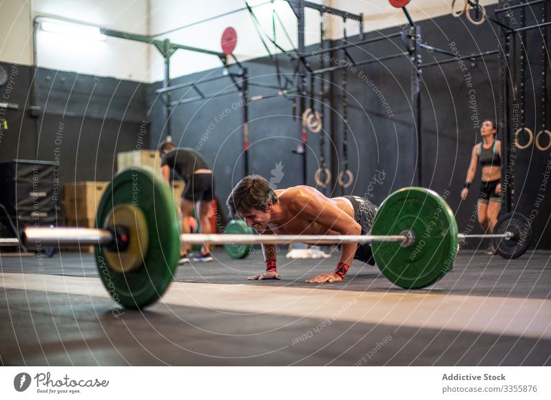 Fester Mann beim Liegestützen Fitnessstudio muskulös passen Athlet Sport Übung Körper Training männlich Kraft Gesundheit Muskel stark Erwachsener Stärke