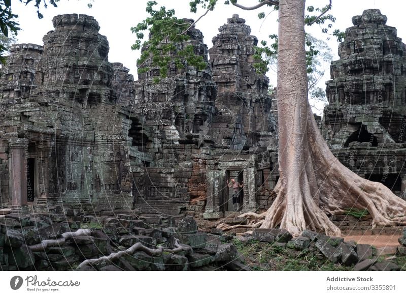 Nicht erkennbare Touristin, die die Reise genießt genießen Frau Ruine antik religiös Tempel hinduistisch reisen Wahrzeichen Architektur Tourismus Kultur Gebäude