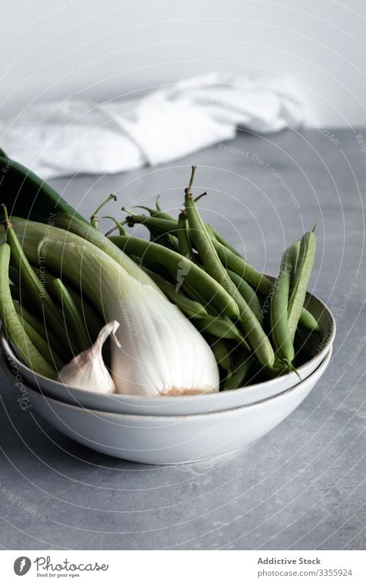 Grüne Zwiebel und Knoblauch mit grünen Bohnen in Schale grüne Bohne Frühlingszwiebel Schalen & Schüsseln Gemüse Lebensmittel Gesundheit Bestandteil Ernährung