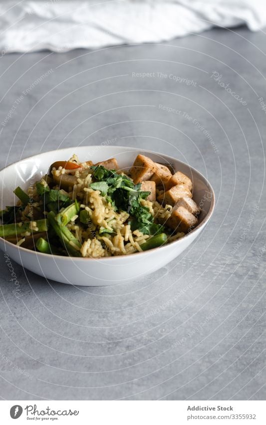 Köstliche Portionen Abendessen auf dem Tisch lecker geschmackvoll gekocht Speise Reis grüne Bohne dienen Teller Gewürz Lebensmittel Mahlzeit Küche Mittagessen