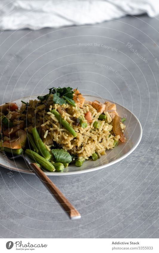 Köstliche Portionen Abendessen auf dem Tisch lecker geschmackvoll gekocht Speise Reis grüne Bohne dienen Teller Gewürz Lebensmittel Mahlzeit Küche Mittagessen