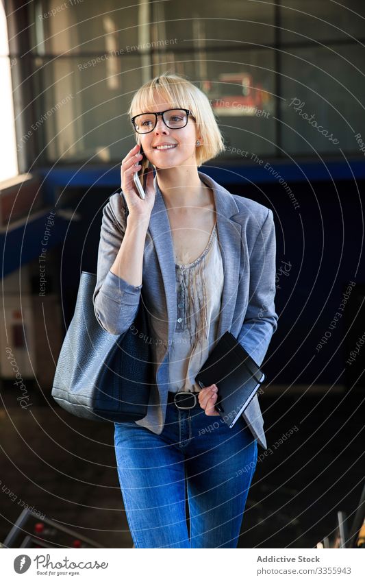 Blonde Geschäftsfrau spricht auf Smartphone stylisch jung Frau Telefon Mobile Anschluss sprechend Mitteilung Gespräch professionell Person schön attraktiv