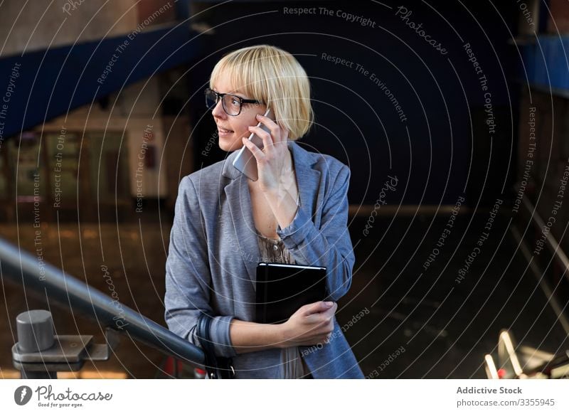 Blonde Geschäftsfrau spricht auf Smartphone stylisch jung Frau Notizblock Telefon Mobile Anschluss sprechend Mitteilung Gespräch professionell Person schön