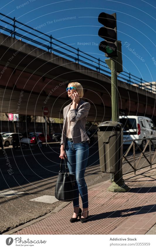 Geschäftsfrau telefoniert an der Ampel stylisch jung Smartphone Gespräch sprechend grün Frau professionell Person schön attraktiv Unternehmer elegant Arbeit