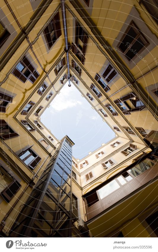 Schacht Stil Design Häusliches Leben Himmel Haus Gebäude Architektur Fassade Fenster Innenhof außergewöhnlich hoch oben Perspektive Symmetrie himmelwärts