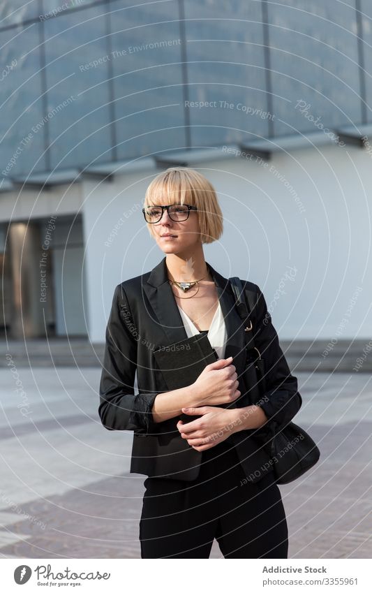 Geschäftsfrau mit Notizblock auf der Straße stylisch jung Frau Kaffee Notebook Bürogebäude professionell Person schön attraktiv Unternehmer elegant Arbeit