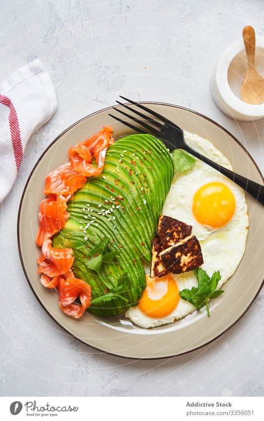 Gesundes Frühstück mit Spiegeleiern und Avocado Ei Teller gebraten Lachs frisch Gesundheit Lebensmittel natürlich Fisch Speise Scheibe appetitlich kulinarisch