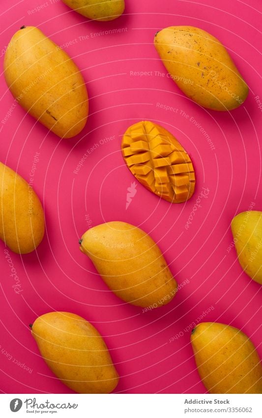 Mango auf rosa Hintergrund Sortiment frisch minimalistisch Gesundheit saftig natürlich Frucht lecker reif roh Essen Vitamin Frische Ordnung Ernährung