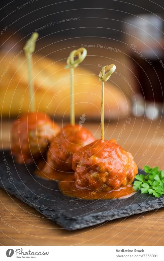 Leckere Fleischbällchen mit Tomatensauce an Bord Fleischklößchen lecker gebunden Bambusstäbe Lebensmittel Mahlzeit selbstgemacht Feinschmecker Abendessen