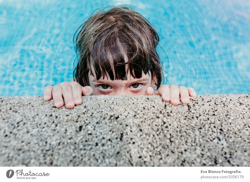 Porträt eines schönen Mädchens in einem Schwimmbad. Lächelnd. Spaß und sommerlicher Lebensstil Aktion Beautyfotografie Außenaufnahme Jugendliche Schwimmsport