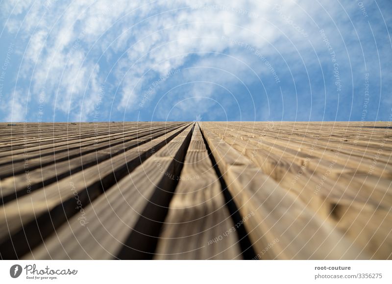 Holzwand gen Himmel Wohnung Hausbau Handwerk Baustelle Architektur Wolken Schönes Wetter Hütte Tor Bauwerk Mauer Wand Fassade blau braun Wolkenhimmel oben hoch