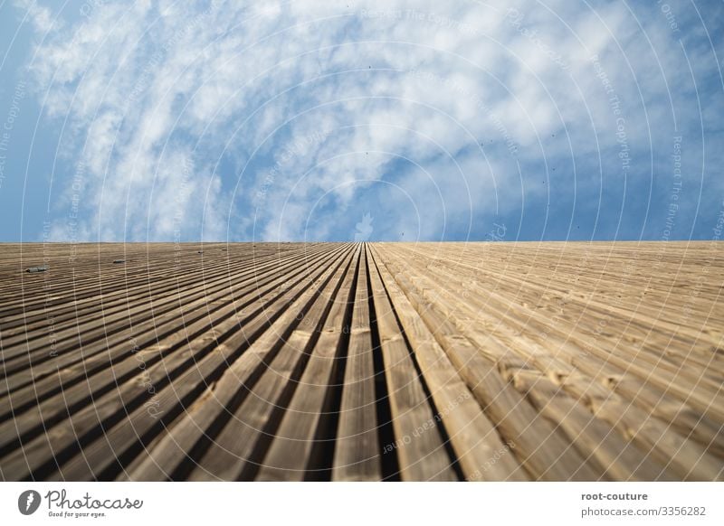 Holzwand gen Himmel Wohnung Hausbau Handwerk Baustelle Architektur Wolken Schönes Wetter Hütte Tor Bauwerk Gebäude Mauer Wand Fassade blau braun Wolkenhimmel