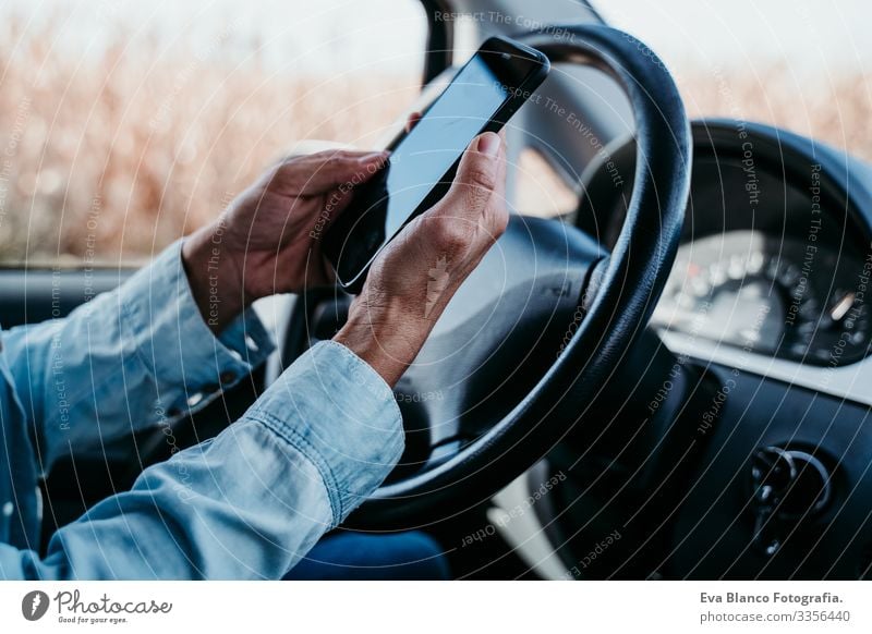 junge, schöne Frau, die im Auto mobil telefoniert. reisekonzept Handy Technik & Technologie benutzend Jugendliche fahren PKW Sonnenstrahlen Sonnenbrille