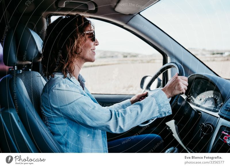 junge schöne frau am Steuer eines Lieferwagens. reisekonzept Frau Jugendliche fahren PKW Sonnenstrahlen Sonnenbrille Ferien & Urlaub & Reisen reisend Rad