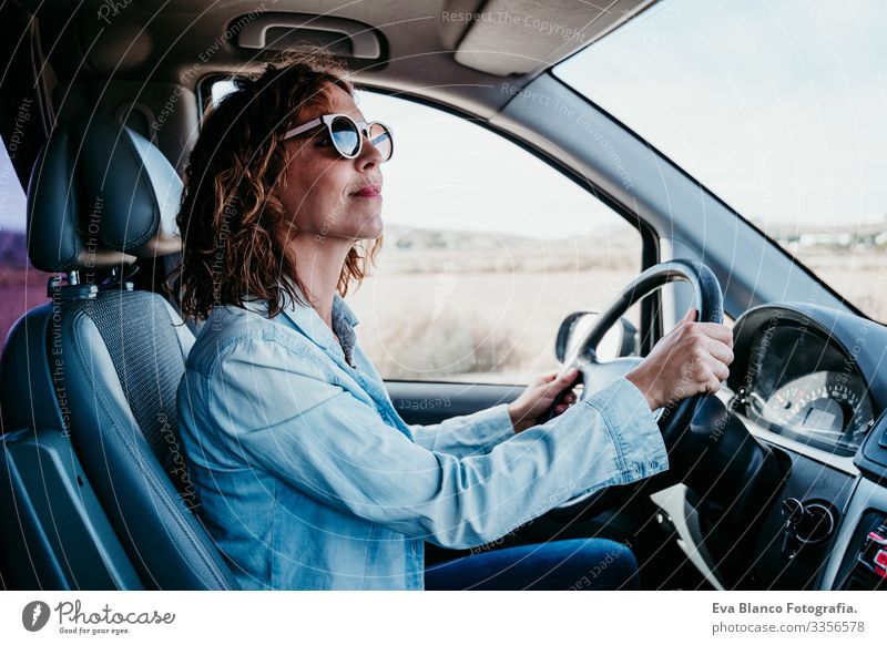 junge schöne frau am Steuer eines Lieferwagens. reisekonzept Frau Jugendliche fahren PKW Sonnenstrahlen Sonnenbrille Ferien & Urlaub & Reisen reisend Rad