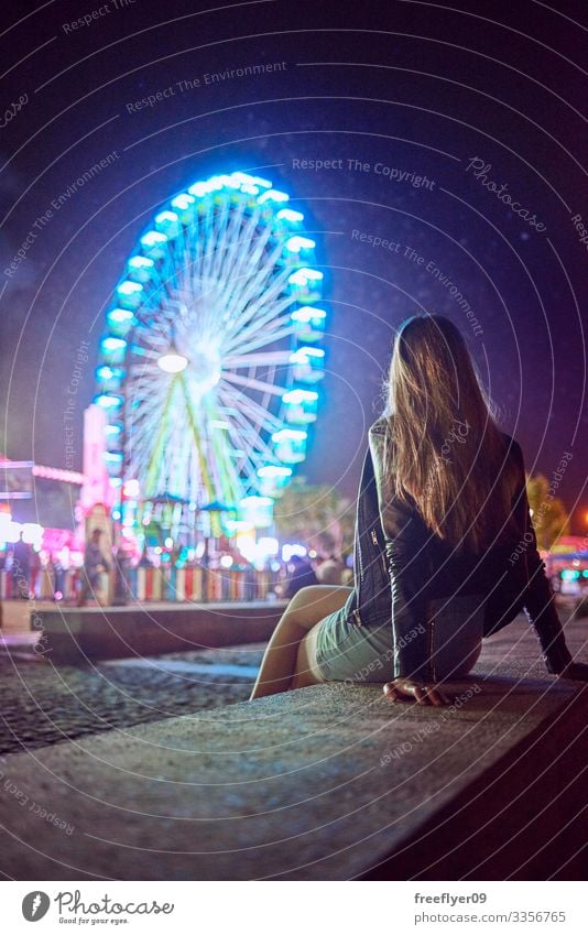 Junge Frau betrachtet nachts ein Riesenrad Vigo Galicia Spanien Abend Licht Nacht Vergnügen uns Strand modern Landschaft Spaß hoch Ausflugsziel Szene Erholung