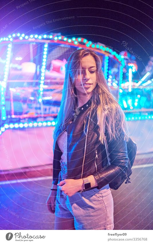 Junge Frau auf einem fahrenden Vergnügungspark Vigo Galicia Spanien Riesenrad Abend Licht Nacht Vergnügen uns Strand modern Landschaft Spaß hoch Ausflugsziel