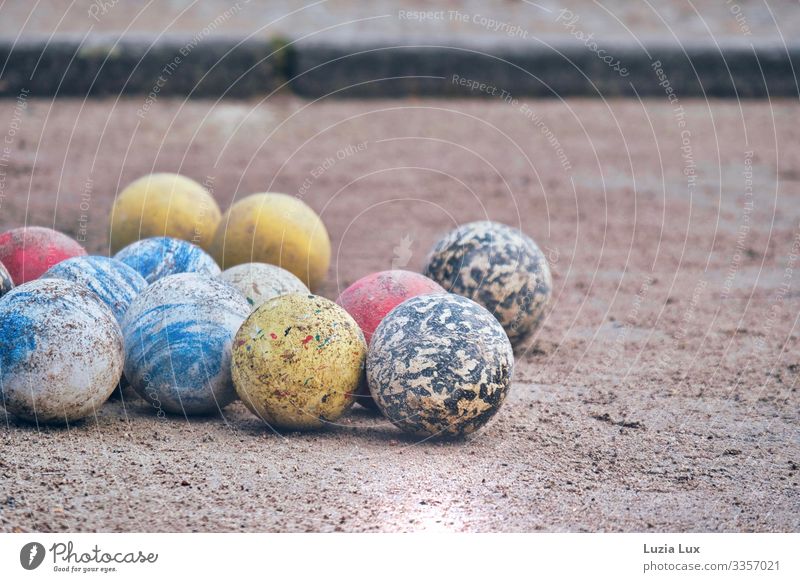 Boule-Spiel Spielen Kugel Ballsport Sportstätten Boulodrome Frühling Park Kleinstadt Sand rund mehrfarbig Farbfoto Gedeckte Farben Außenaufnahme Menschenleer