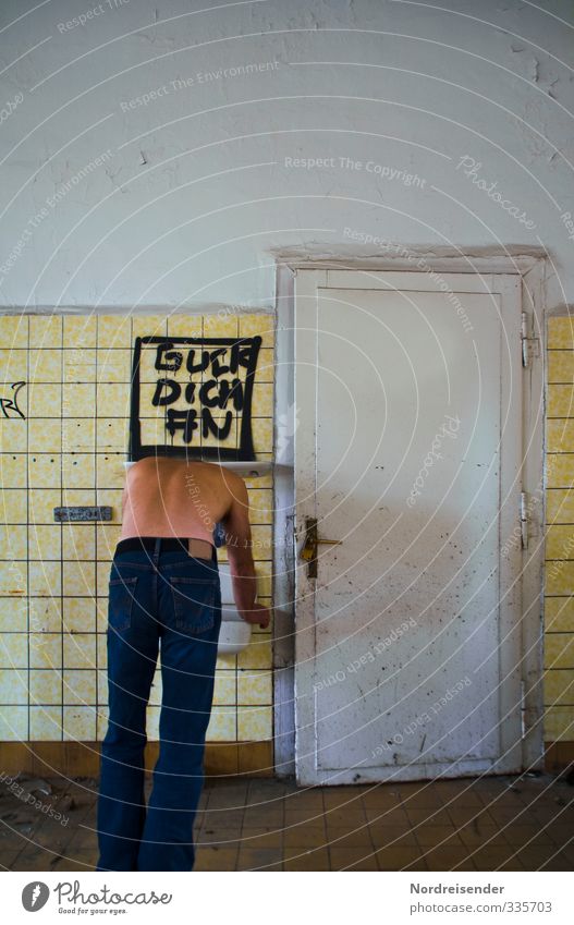 ....und dann? Mensch Mann Erwachsene Leben Mauer Wand Tür Jeanshose Schriftzeichen Graffiti fallen festhalten stehen Traurigkeit dreckig kaputt Enttäuschung