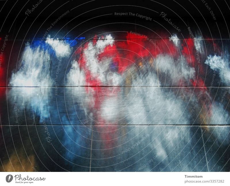 Farbenspiel auf Steinplatten bunt rot bunt gemischt blau weiß Steinboden dunkel schwarz Glasfenster innenraum geheimnisvoll