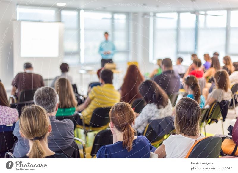 Rednerin hält eine Präsentation über die Geschäftskonferenz. Publikum Erwachsenenbildung Studium lernen Student Hochschullehrer Hörsaal