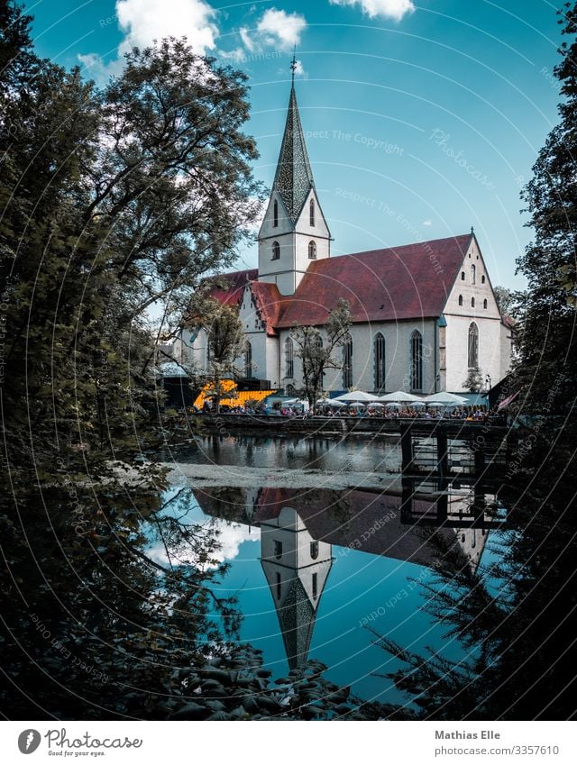 Kirche mit Spitzdach Tourismus Architektur Veranstaltung mehrfarbig Kirchenfenster Kirchenbank See blau Blauer Himmel blau-grün Dach Kirchenschiff Blautopf