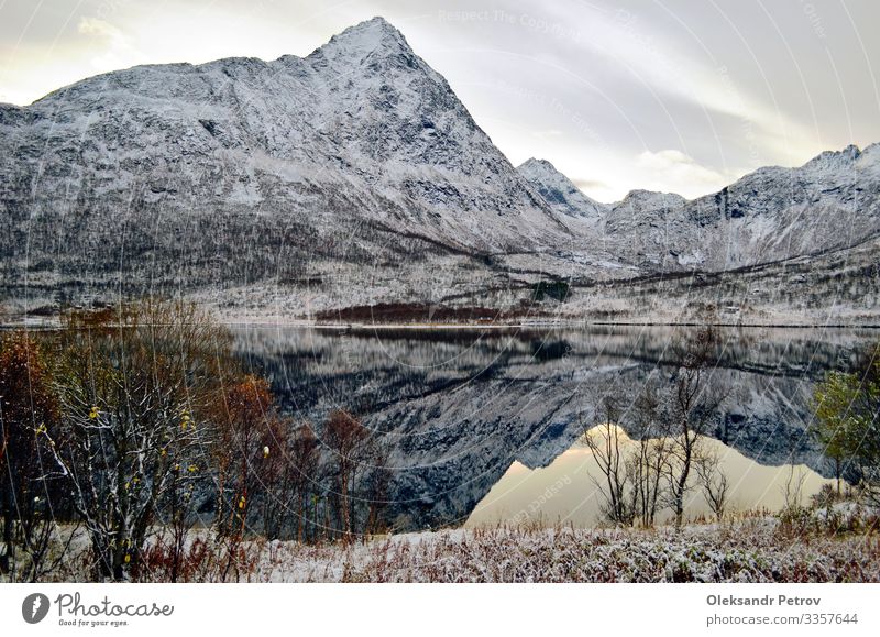 Bergsee wie der perfekte Spiegel der Natur schön Ferien & Urlaub & Reisen Tourismus Abenteuer Schnee Berge u. Gebirge wandern Landschaft Himmel Wolken Hügel