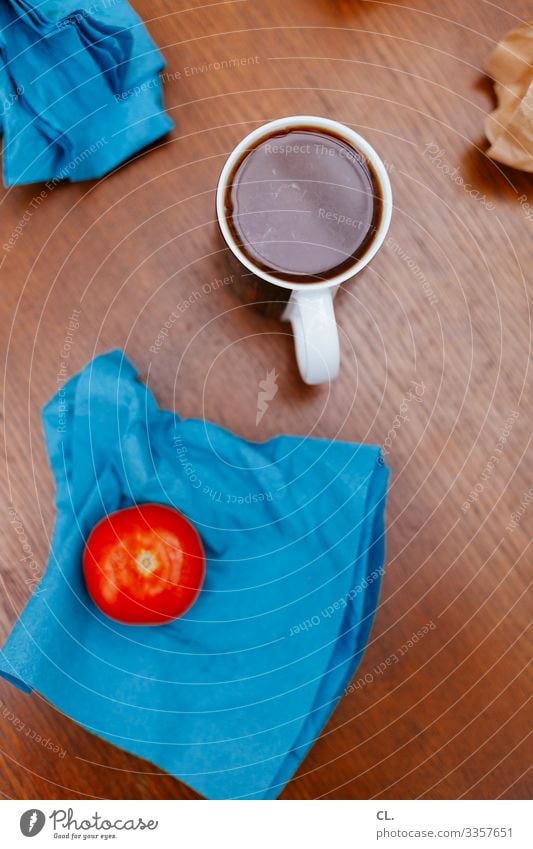 auf dem tisch Lebensmittel Gemüse Frucht Tomate Ernährung Frühstück Getränk Heißgetränk Kaffee Tasse Häusliches Leben Wohnung Tisch Serviette Holz ästhetisch