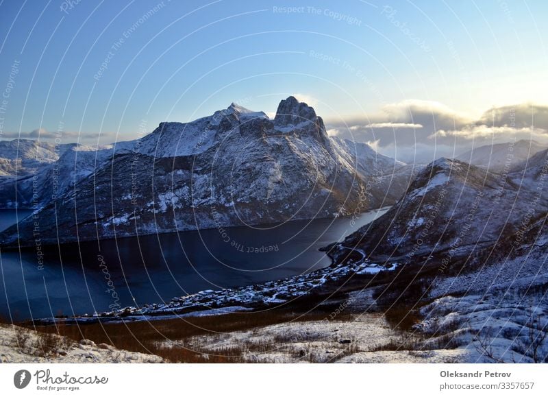 Norwegischer Fjord mit schönen schneebedeckten Bergen rund um Ferien & Urlaub & Reisen Tourismus Schnee Berge u. Gebirge wandern Natur Landschaft Himmel Felsen