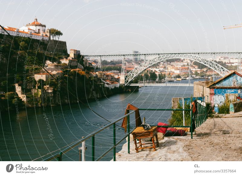 porto Porto Portugal Europa Brücke Brückenkonstruktion Stuhl Hocker Aussicht Ferien & Urlaub & Reisen Stadt Außenaufnahme Farbfoto Tag historisch Gebäude