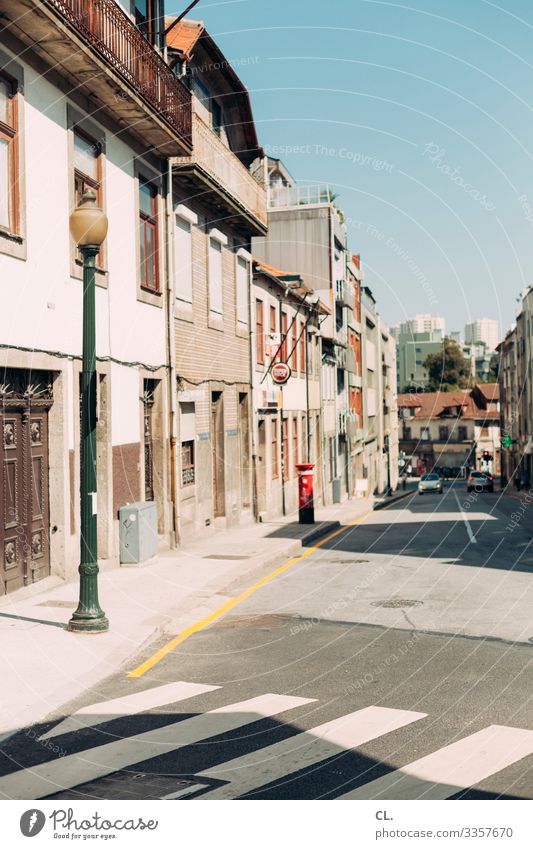 in porto Städtereise Sommer Sommerurlaub Wolkenloser Himmel Schönes Wetter Porto Portugal Europa Stadt Haus Gebäude Architektur Verkehr Verkehrsmittel