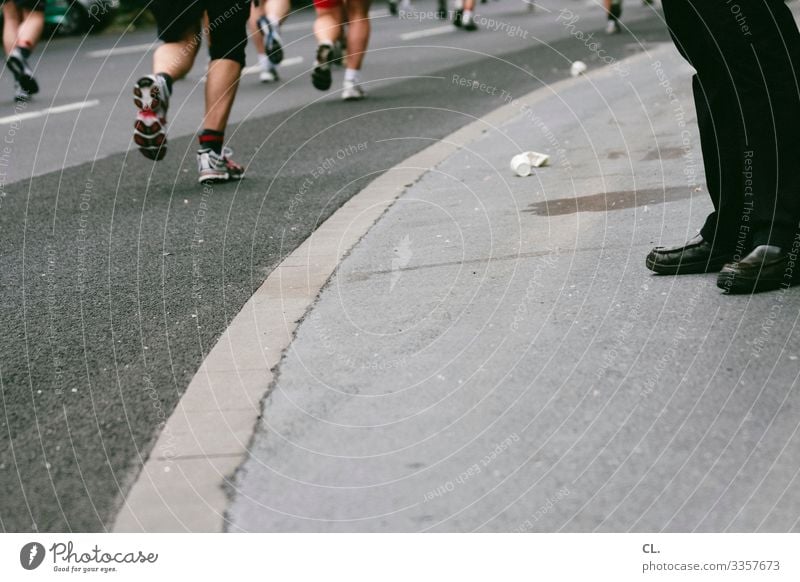 marathon Sport Leichtathletik Joggen Marathon Sportveranstaltung Mensch Erwachsene Beine Fuß Menschengruppe Verkehrswege Straße Wege & Pfade Schuhe Fitness