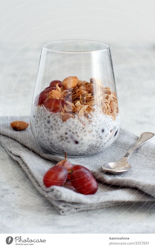 Chia-Puddingparfait mit roten Trauben und Mandeln Joghurt Frucht Dessert Essen Frühstück Diät Löffel grau weiß Glas Parfait Weintrauben rote Weintrauben Muttern