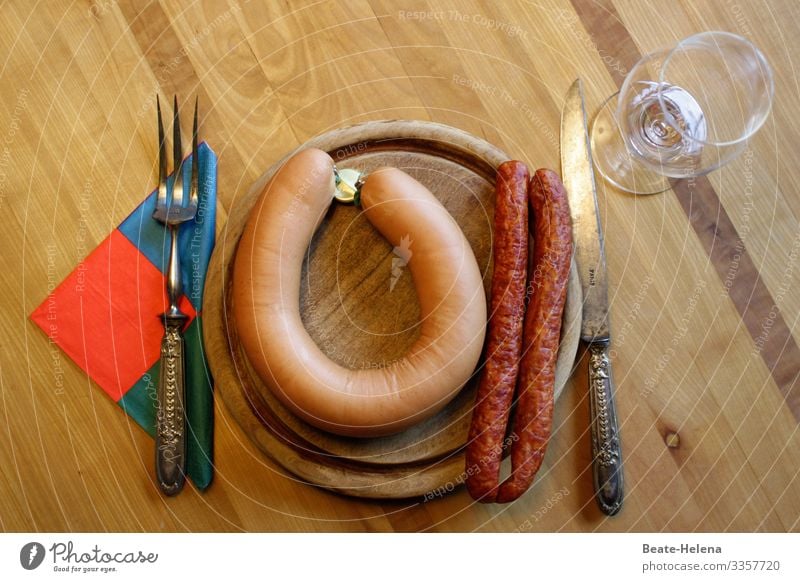 Guten Appetit (2) Lebensmittel Fleisch Wurstwaren Ernährung Essen Frühstück Mittagessen Abendessen Fastfood Teller Glas Besteck Messer Gabel Lifestyle wählen