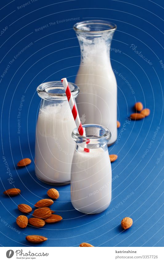 Vegane Mandelmilch, nicht-milchhaltige Alternativmilch Gemüse Ernährung Frühstück Vegetarische Ernährung Diät Getränk Flasche Löffel frisch natürlich blau