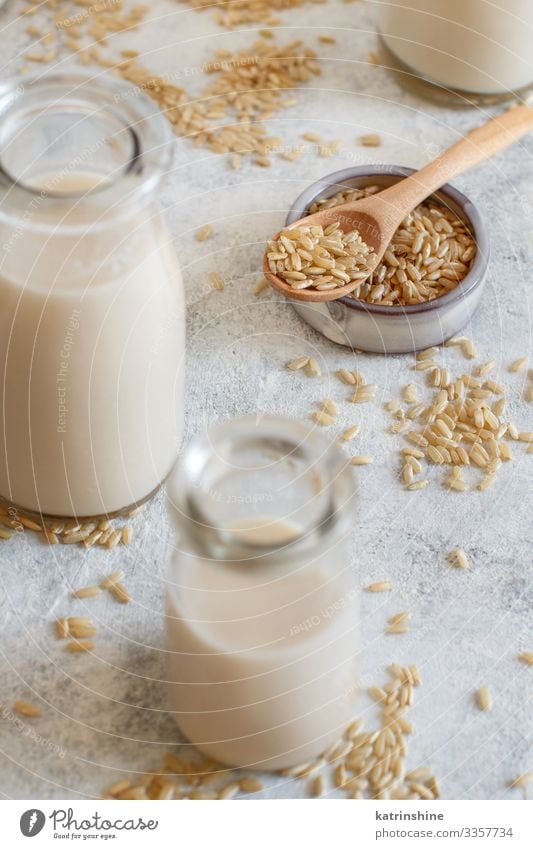 Vegane Reismilch, milchfreie Alternativmilch Gemüse Ernährung Frühstück Vegetarische Ernährung Diät Getränk Flasche Löffel Tisch frisch natürlich weiß melken